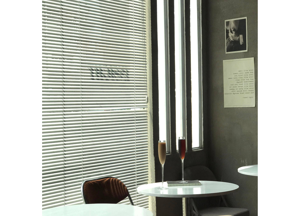 Một góc thư giãn cực chill với màn nhôm - 11:11 cafe