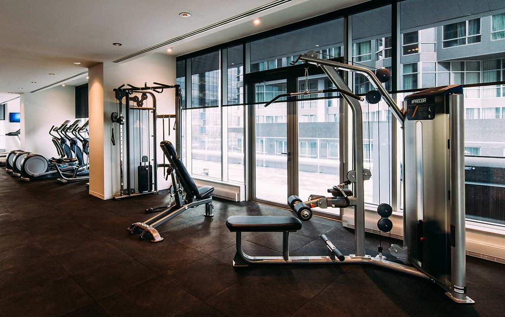 Màn cuốn lưới trong không gian phòng gym