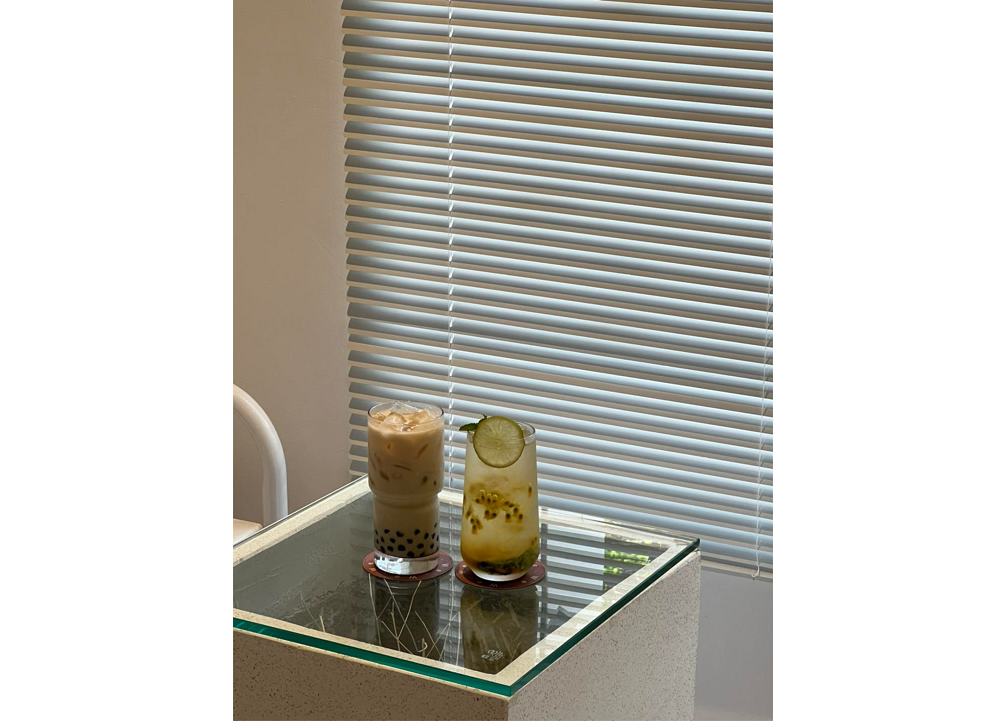 Background "đơn giản" nhưng "hiệu quả cao" với màn nhôm - We.Cafèteria