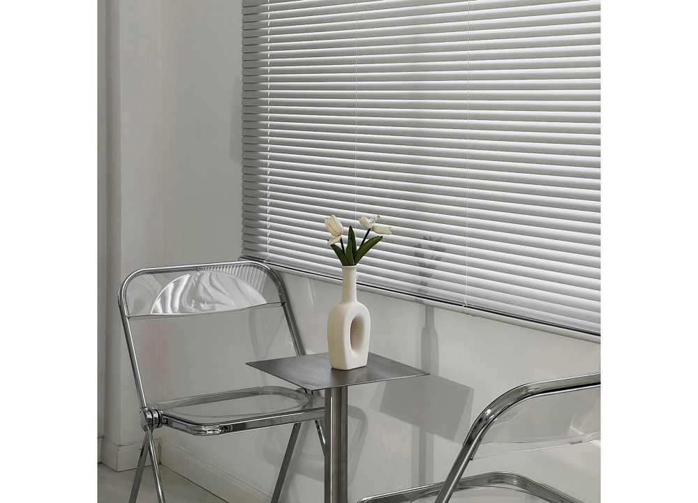 Bạn có thể dùng màn nhôm làm phông nền để tạo nên góc chụp ảnh cực chất - KKAEN Da Kuffee