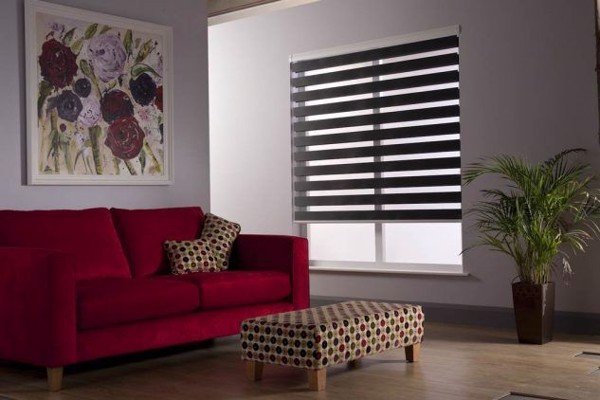 Màn cầu vồng phòng màu đen trên nền tường xám