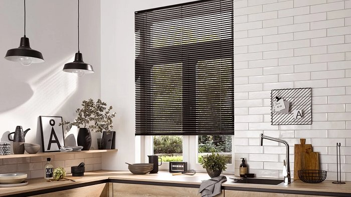 Màn nhôm đen điểm xuyển trong không gian bếp