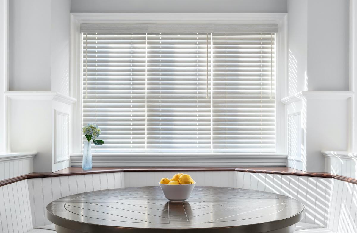 Màn gỗ PS màu trắng sang trọng