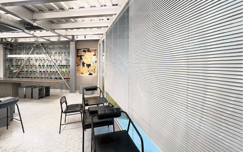 Màn nhôm trong không gian quán café