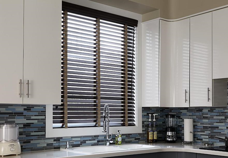 Màn gỗ PS tạo điểm nhấn trong không gian bếp