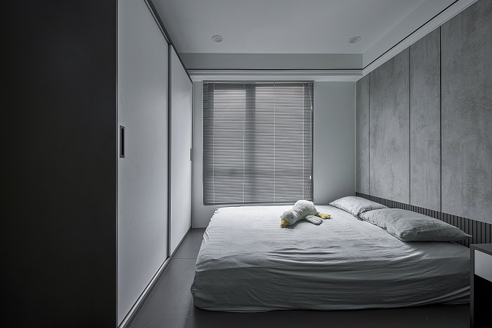 Màn nhôm với tông màu xám hòa hợp với phong cách thiết kế phòng